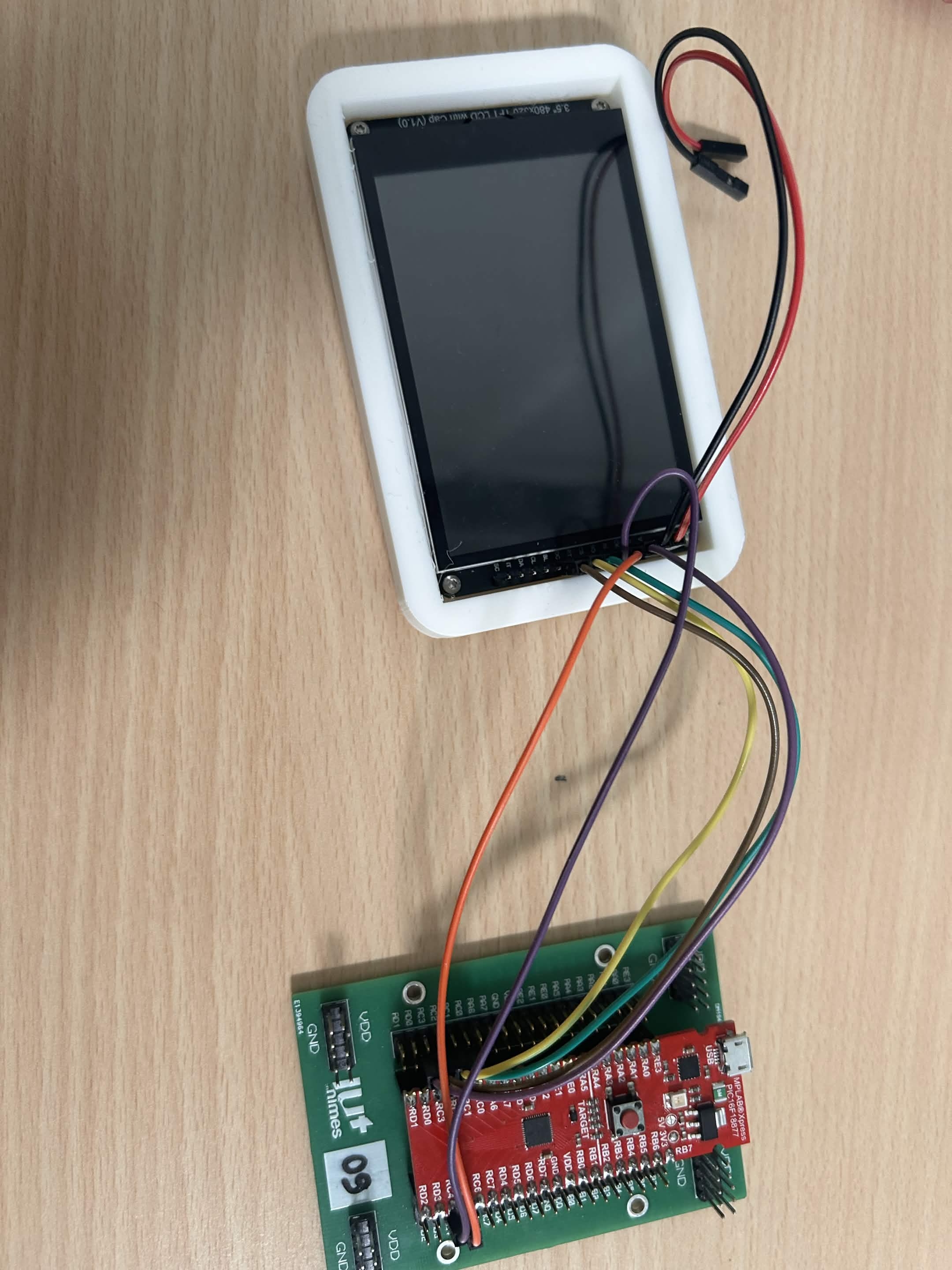 Écran TFT raccordé à la carte du microcontrôleur